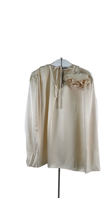 Blusa con fiore
